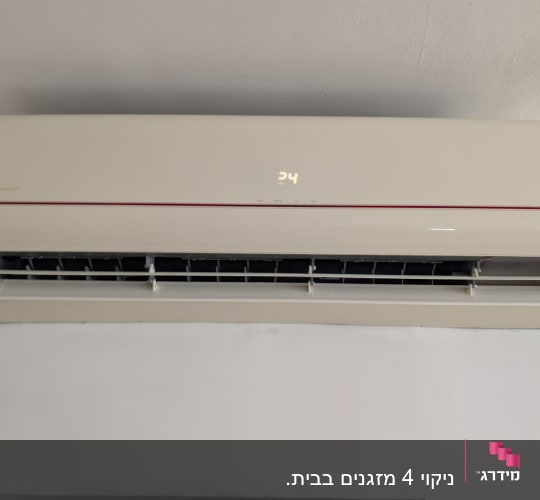 מזגן מותקן על קיר עם תצוגת טמפרטורה